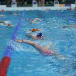 Din studioul de știri, direct în bazinul de înot. Radu Andrei Tudor susține schimbarea programei școlare înot