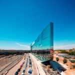 Sticla pentru control solar de la Guardian oferă arhitecților libertatea de a se juca cu reflexii și culori, în sediul BNL-BNP Paribas din Roma Sticla pentru control solar