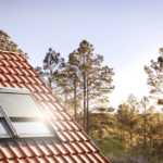 Mansardă răcoroasă cu ajutorul parasolarului și al roletelor exterioare VELUX VELUX