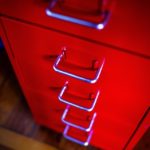 Cauti sa iti organizezi corect biroul? Iata cum o poti face cu ajutorul unui dulap metalic!