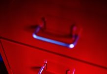 Cauti sa iti organizezi corect biroul? Iata cum o poti face cu ajutorul unui dulap metalic!