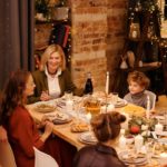 Reguli de etichetă la masă. Cum ne comportăm acasă sau la restaurant