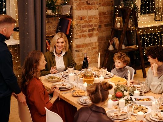 Reguli de etichetă la masă. Cum ne comportăm acasă sau la restaurant