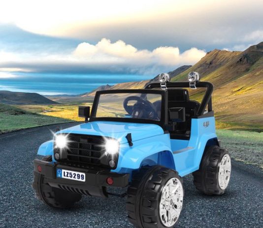 Masinuta electrica este favorita copiilor